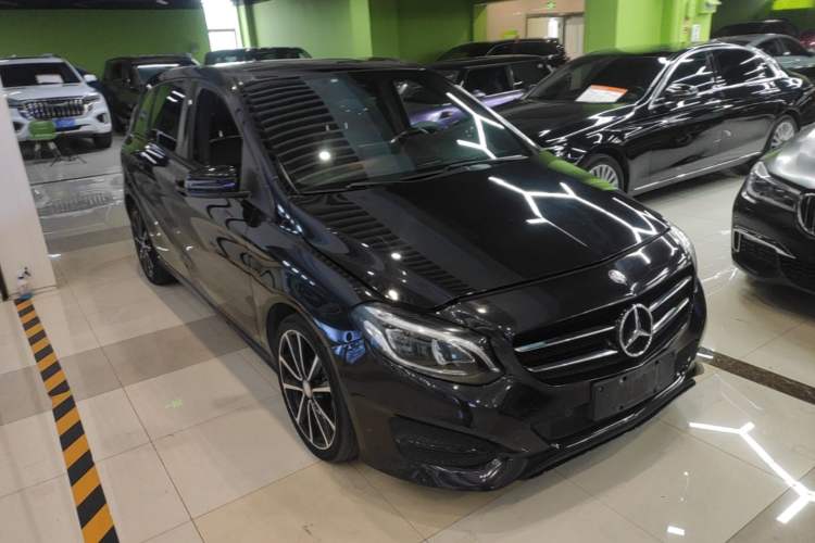 Used Mercedes-Benz B-Class 2015 B 200 Luxury Model Front Right 45 Deg
