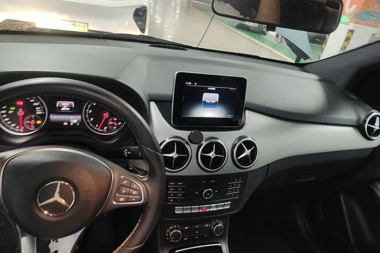 Used Mercedes-Benz B-Class 2015 B 200 Sport Edition Center Console