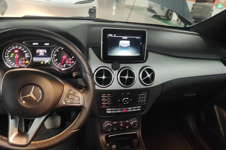 Used Mercedes-Benz B-Class 2015 B 200 Sport Edition Center Console