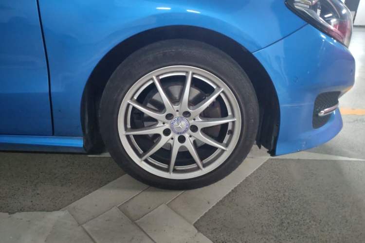 Used Mercedes-Benz B-Class 2015 B 200 Sport Edition Right Front Wheel Hub
