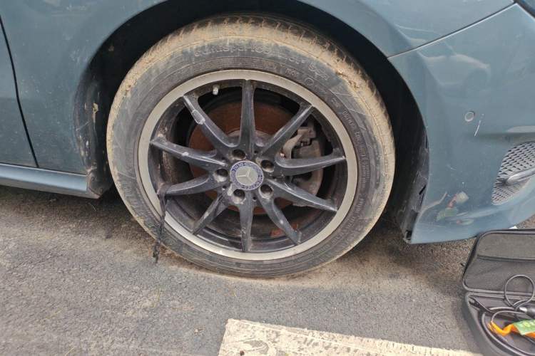 Used Mercedes-Benz B-Class 2015 B 200 Sport Edition Right Front Wheel Hub