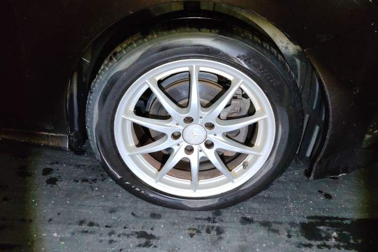 Used Mercedes-Benz B-Class 2015 B 200 Sport Edition Right Front Wheel Hub