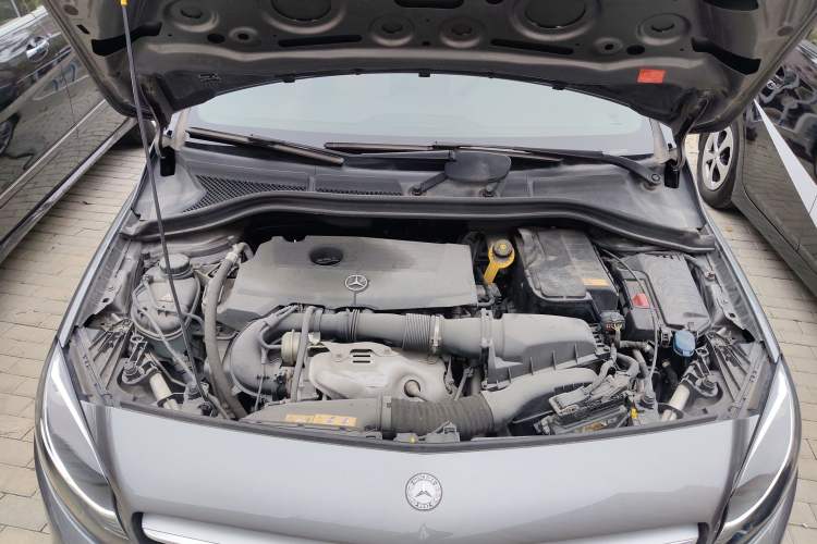 Used Mercedes-Benz B-Class 2015 B 200 Sport Edition Engine Bay