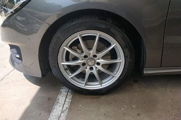 Used Mercedes-Benz B-Class 2015 B 200 Sport Edition Left Front Wheel Hub