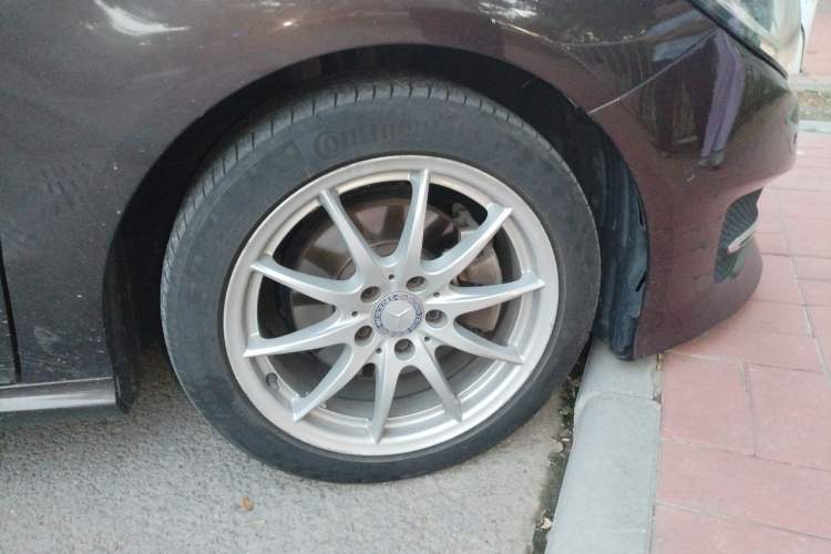 Used Mercedes-Benz B-Class 2015 B 200 Sport Edition Right Front Wheel Hub