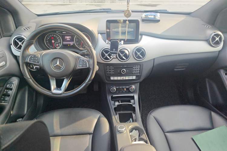 Used Mercedes-Benz B-Class 2015 B 200 Fashion Model Center Console