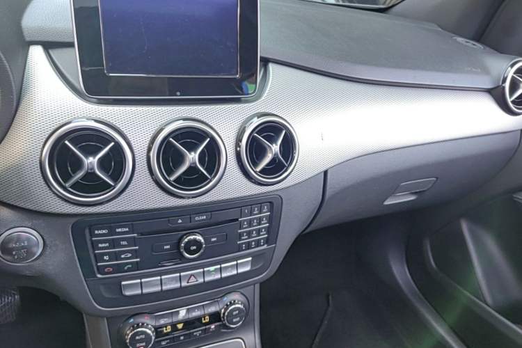 Used Mercedes-Benz B-Class 2015 B 200 Fashion Model Audio And AC Panel
