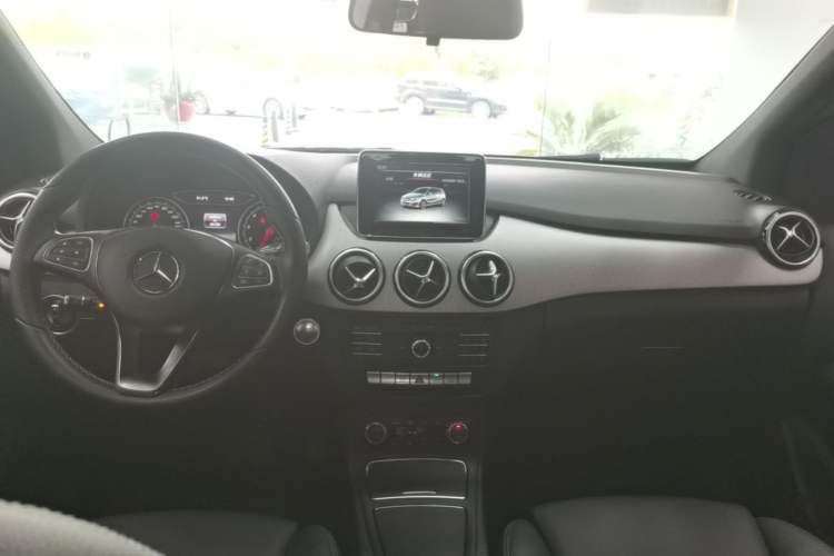 Used Mercedes-Benz B-Class 2015 B 200 Fashion Model Center Console