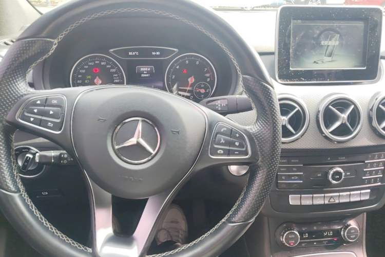Used Mercedes-Benz B-Class 2015 B 200 Fashion Model Center Console