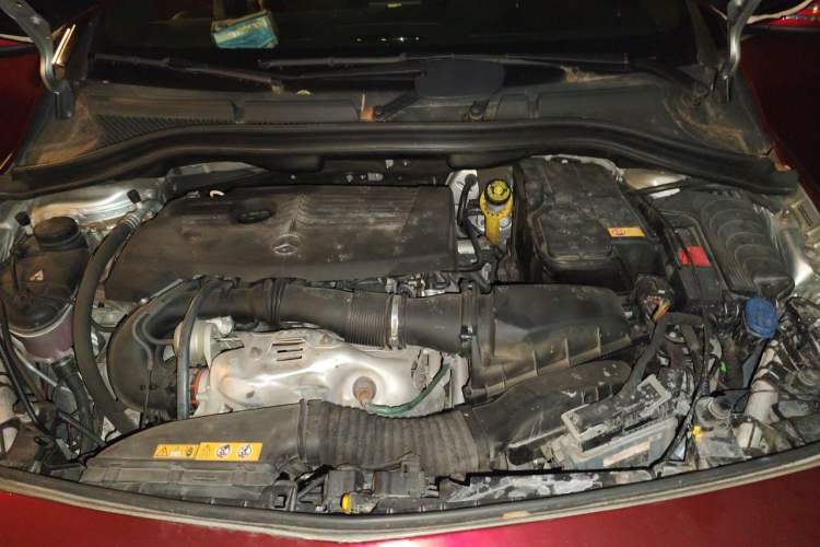 Used Mercedes-Benz B-Class 2015 B 200 Fashion Model Engine Bay