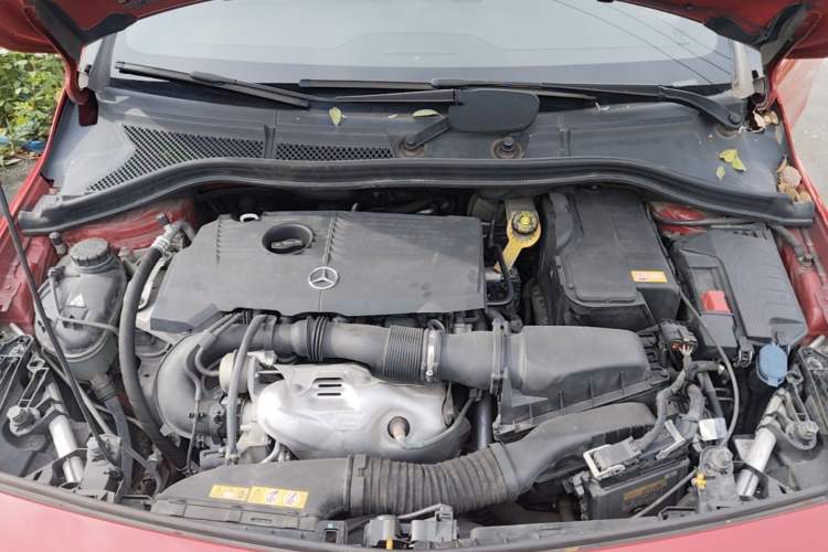 Used Mercedes-Benz B-Class 2015 B 200 Fashion Model Engine Bay