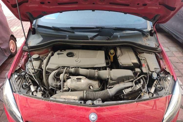 Used Mercedes-Benz B-Class 2015 B 200 Fashion Model Engine Bay