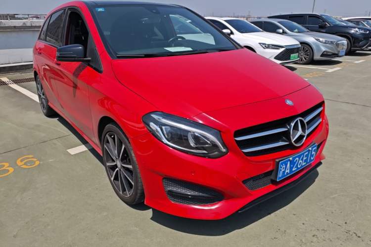 Used Mercedes-Benz B-Class 2015 B 200 Luxury Model Front Right 45 Deg
