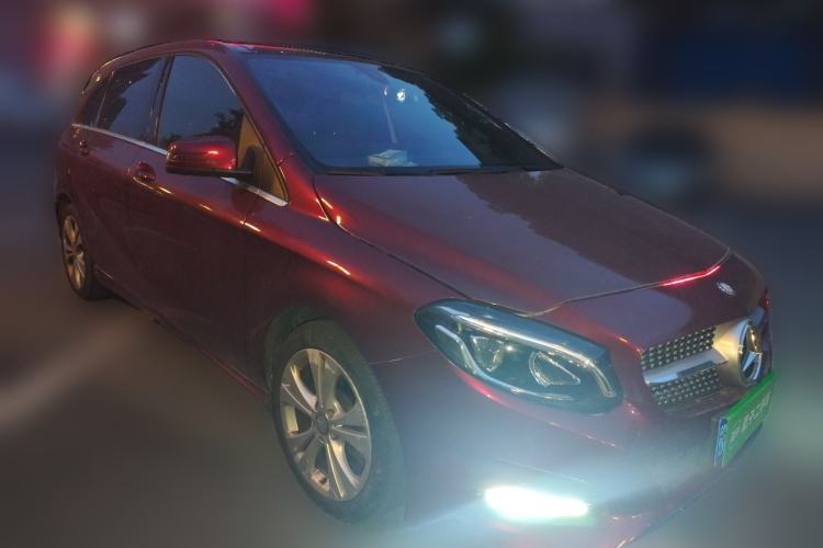 Used Mercedes-Benz B-Class 2015 B 200 Fashion Model Front Right 45 Deg