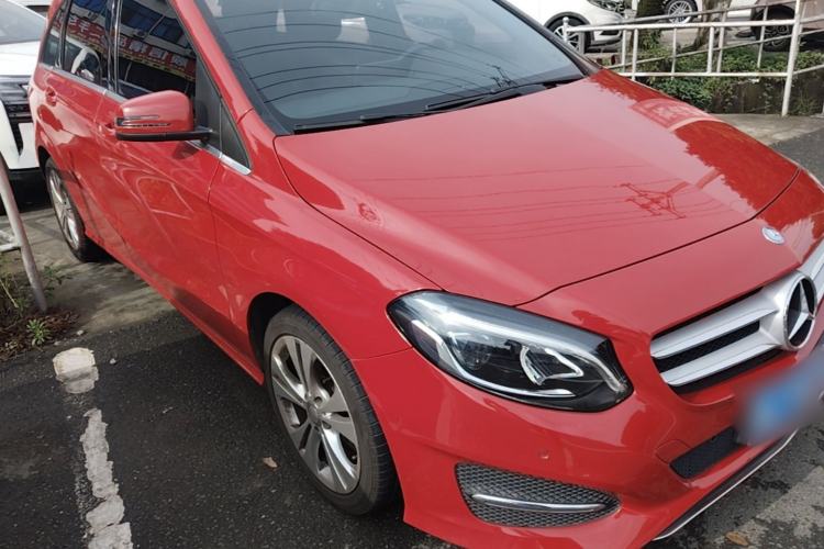 Used Mercedes-Benz B-Class 2015 B 200 Fashion Model Front Right 45 Deg