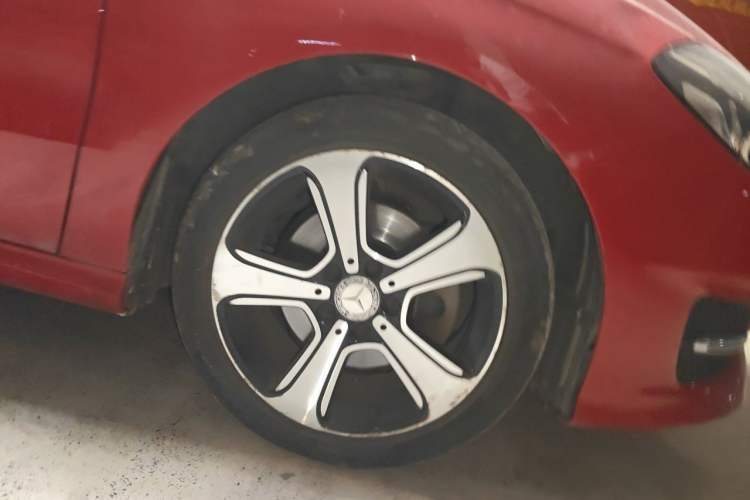 Used Mercedes-Benz B-Class 2015 B 200 Fashion Model Right Front Wheel Hub