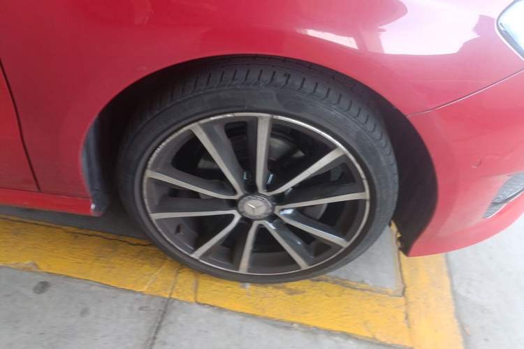 Used Mercedes-Benz B-Class 2015 B 200 Luxury Model Right Front Wheel Hub