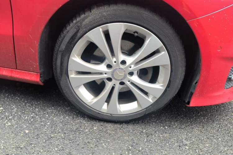 Used Mercedes-Benz B-Class 2015 B 200 Fashion Model Right Front Wheel Hub