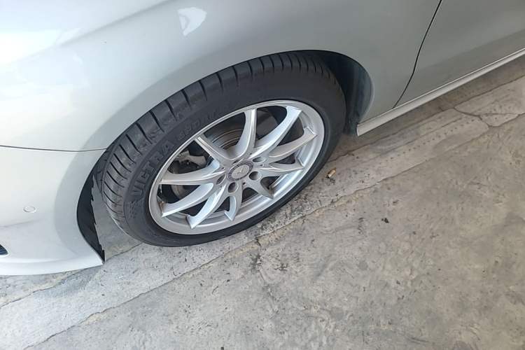 Used Mercedes-Benz B-Class 2015 B 200 Sport Edition Left Front Wheel Hub