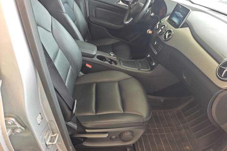 Used Mercedes-Benz B-Class 2015 B 200 Fashion Model Right Front Seat