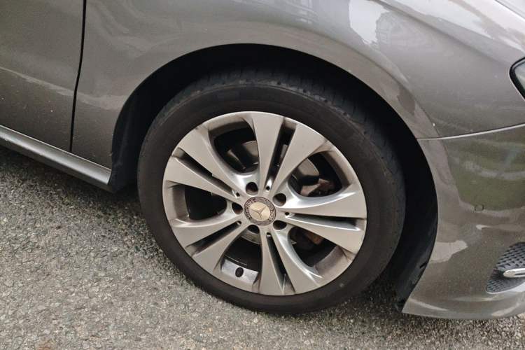 Used Mercedes-Benz B-Class 2015 B 200 Fashion Model Right Front Wheel Hub