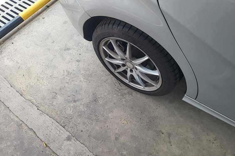 Used Mercedes-Benz B-Class 2015 B 200 Sport Edition Right Rear Wheel Hub