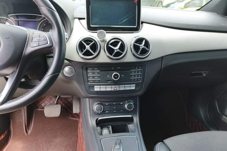 Used Mercedes-Benz B-Class 2015 B 200 Sport Edition Audio And AC Panel