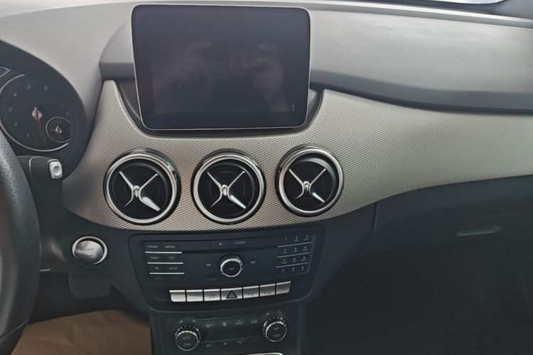 Used Mercedes-Benz B-Class 2015 B 200 Luxury Model Audio And AC Panel