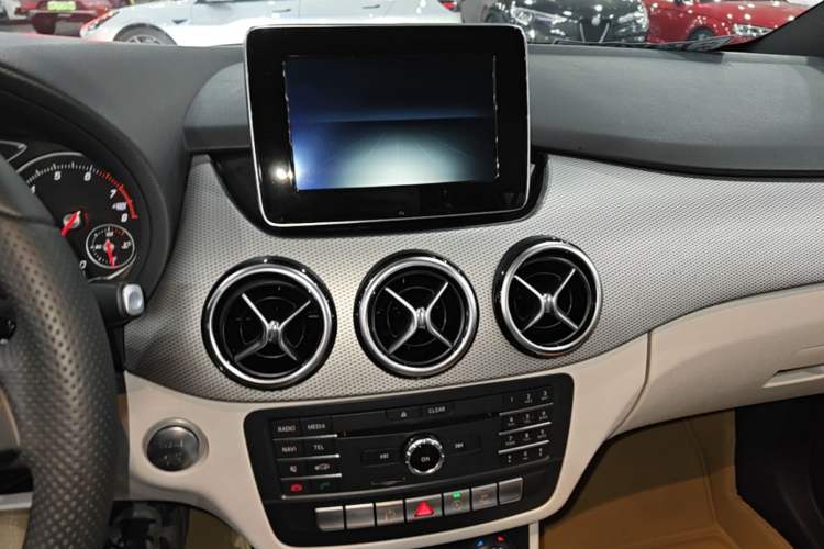 Used Mercedes-Benz B-Class 2015 B 200 Fashion Model Audio And AC Panel