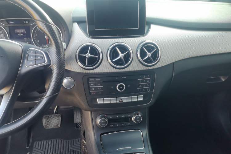 Used Mercedes-Benz B-Class 2015 B 200 Fashion Model Audio And AC Panel