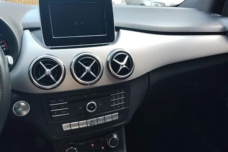 Used Mercedes-Benz B-Class 2015 B 200 Sport Edition Center Console