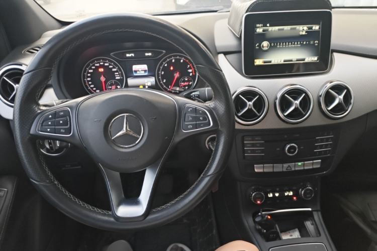 Used Mercedes-Benz B-Class 2015 B 200 Fashion Model Center Console