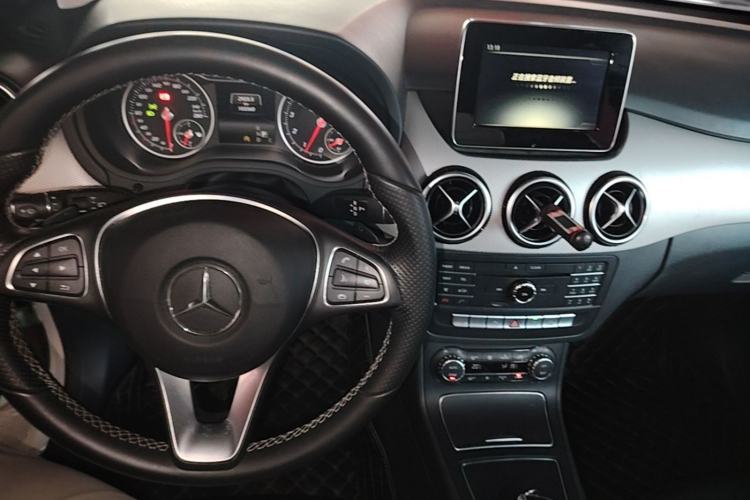 Used Mercedes-Benz B-Class 2015 B 200 Fashion Model Center Console