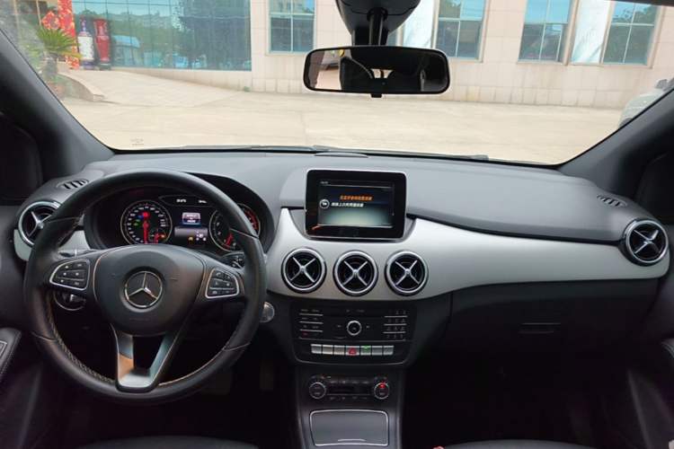 Used Mercedes-Benz B-Class 2015 B 200 Fashion Model Center Console