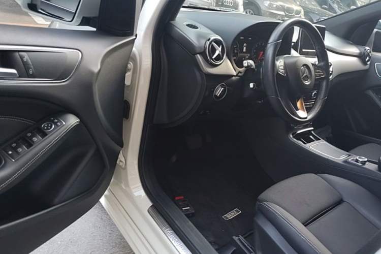 Used Mercedes-Benz B-Class 2015 B 200 Sport Edition Driver Seat