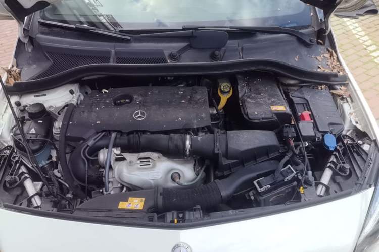 Used Mercedes-Benz B-Class 2015 B 200 Fashion Model Engine Bay