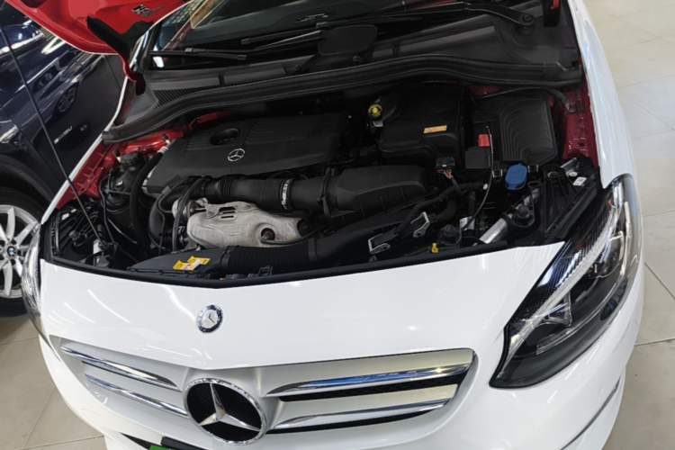 Used Mercedes-Benz B-Class 2015 B 200 Fashion Model Engine Bay