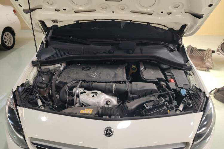 Used Mercedes-Benz B-Class 2015 B 200 Sport Edition Engine Bay