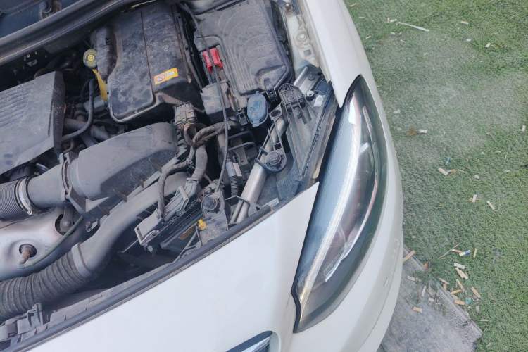 Used Mercedes-Benz B-Class 2015 B 200 Luxury Model Engine Bay Left