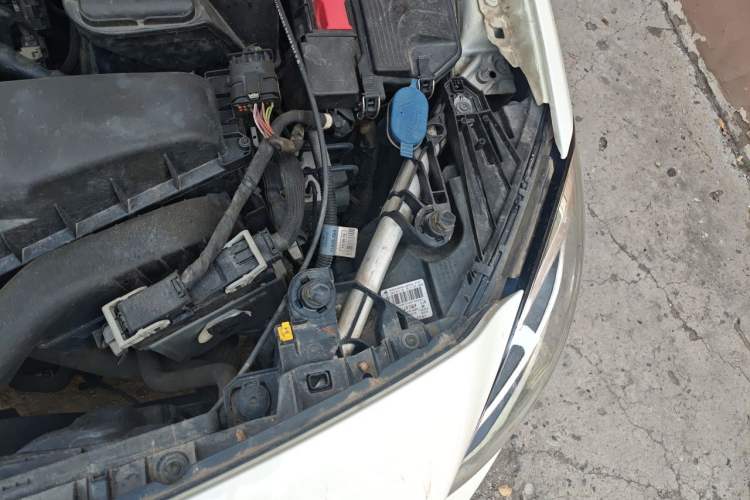 Used Mercedes-Benz B-Class 2015 B 200 Sport Edition Engine Bay Left