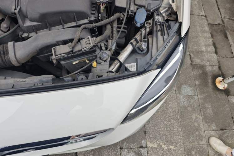 Used Mercedes-Benz B-Class 2015 B 200 Sport Edition Engine Bay Left