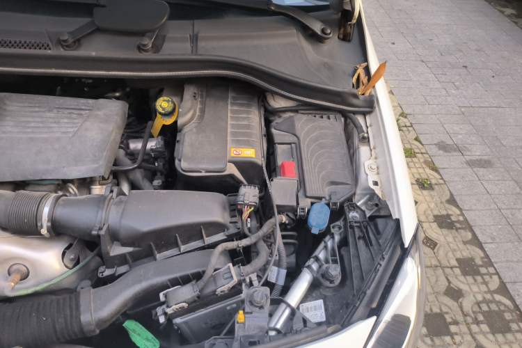 Used Mercedes-Benz B-Class 2015 B 200 Sport Edition Engine Bay Left