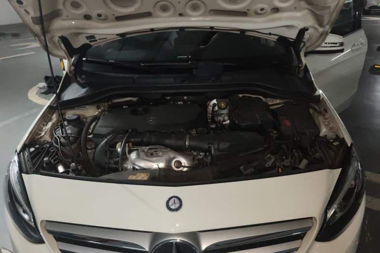 Used Mercedes-Benz B-Class 2015 B 200 Fashion Model Engine Bay