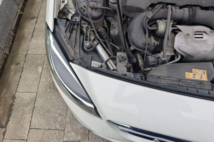 Used Mercedes-Benz B-Class 2015 B 200 Sport Edition Engine Bay Right