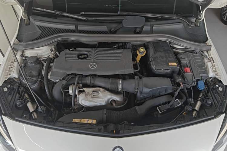 Used Mercedes-Benz B-Class 2015 B 200 Fashion Model Engine Bay