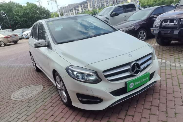 Used Mercedes-Benz B-Class 2015 B 200 Fashion Model Front Right 45 Deg