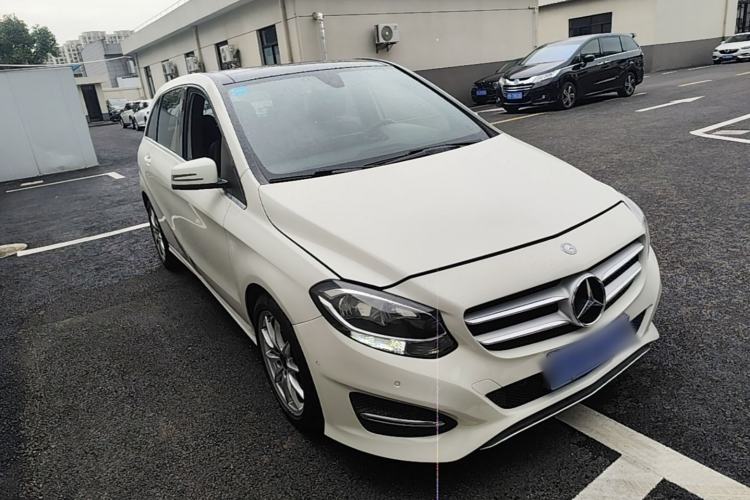 Used Mercedes-Benz B-Class 2015 B 200 Sport Edition Front Right 45 Deg