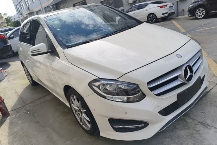 Used Mercedes-Benz B-Class 2015 B 200 Sport Edition Front Right 45 Deg
