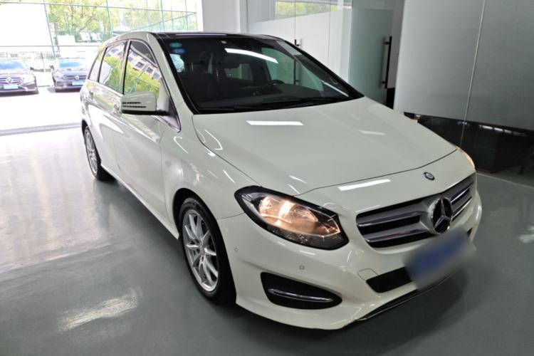 Used Mercedes-Benz B-Class 2015 B 200 Sport Edition Front Right 45 Deg