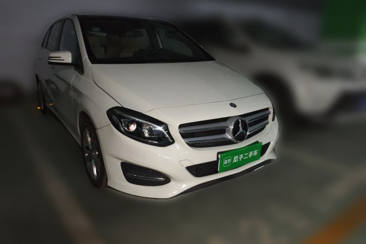 Used Mercedes-Benz B-Class 2015 B 200 Fashion Model Front Right 45 Deg